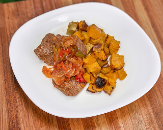 Bifecito de cerdo, tortilla de calabaza y puerro con dip de zanahoria